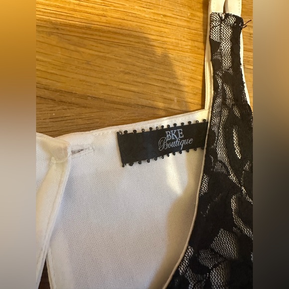 *last chance* Buckle Boutique | Women’s white tank top w/ black lace overlay - Picture 4 of 16